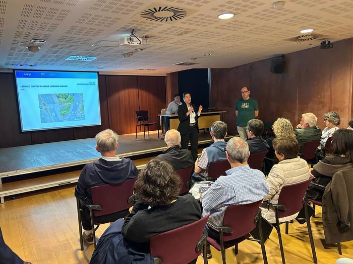 Muruetatorrerako komun publikoa autobus geralekuan ipintzea aztertuko dute