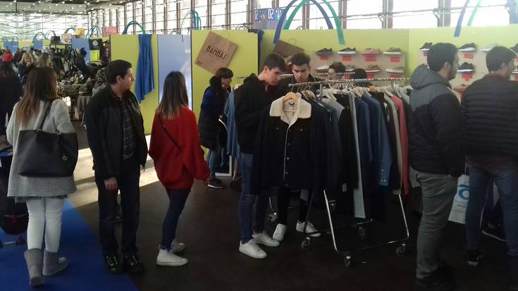 Aukeraz eta jendez betetako azoka martxan dago Durangon