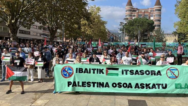 [ARGAZKI GALERIA] Israeli boikota egitera deitu du ELA sindikatuak Durangoko elkarretaratzean