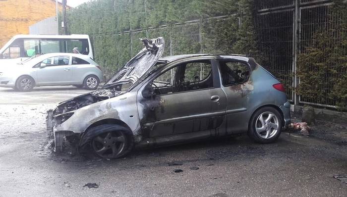 Auto batek su hartu du BI-623 errepidean, Izurtzatik Durangora bidean