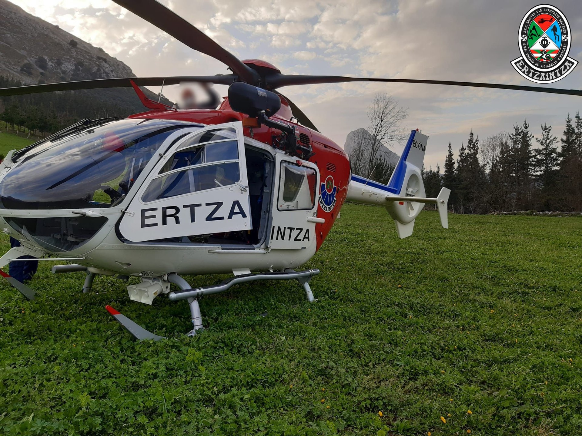 Abadiñoko Mendiola auzoan bihotz birikak geratu zaizkion txirrindulari bat erreskatatu du Ertzaintzak