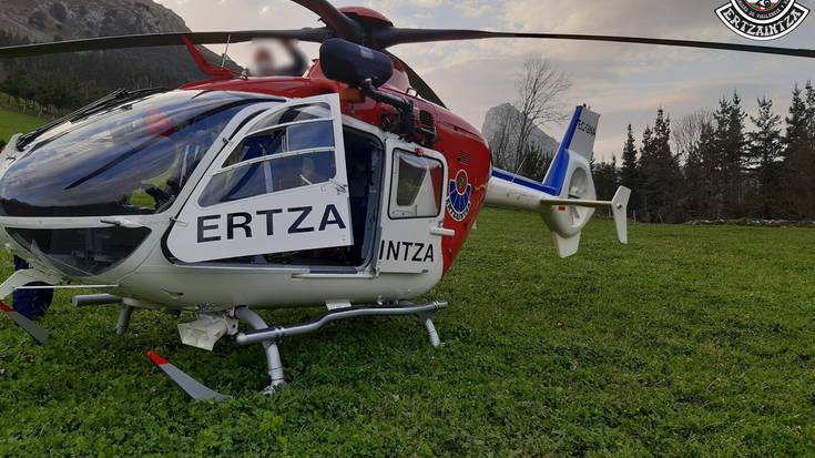 Abadiñoko Mendiola auzoan bihotz birikak geratu zaizkion txirrindulari bat erreskatatu du Ertzaintzak