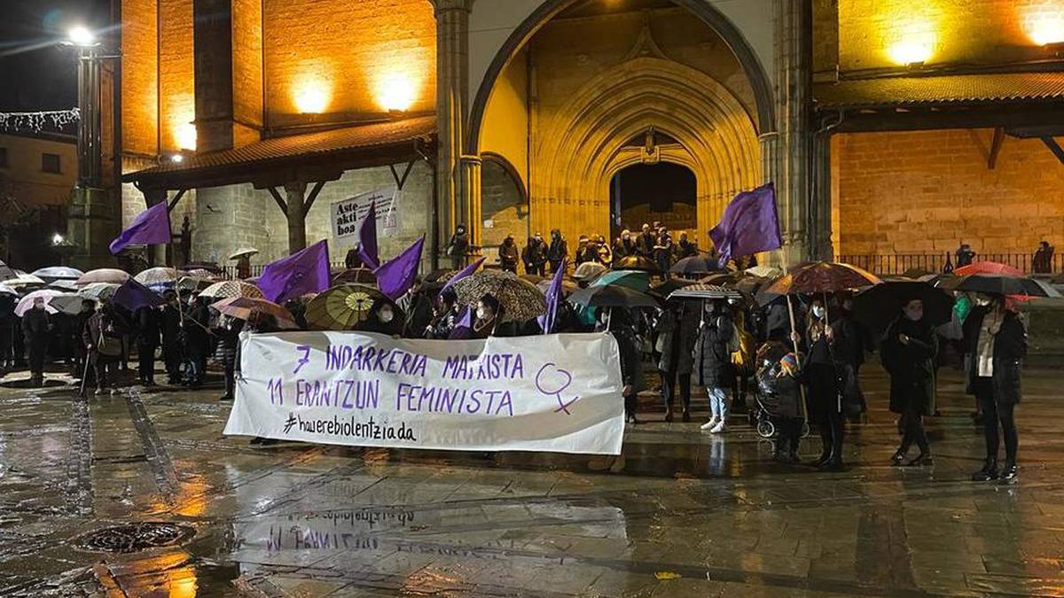 [ARGAZKI GALERIA]: Indarkeria matxistaren aurka kaleak hartu dituzte Durangaldean
