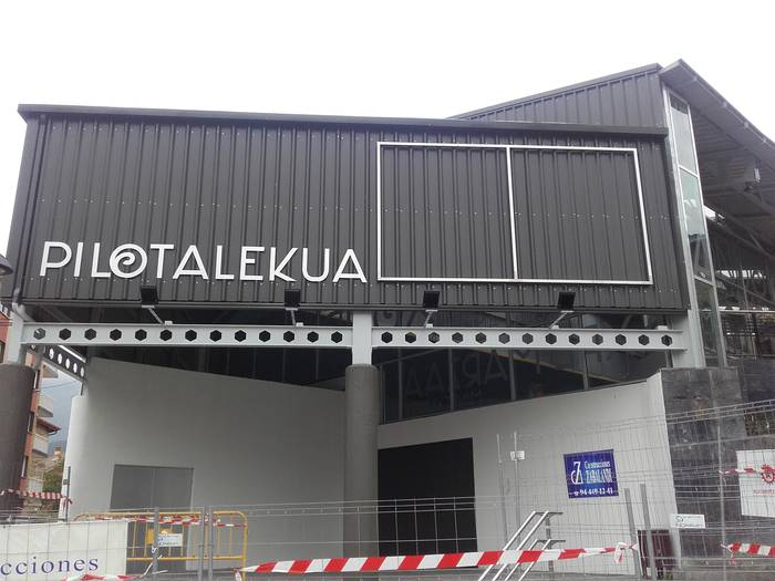 Eguaztenean amaitu zituzten pilotalekuko lanak Apatan