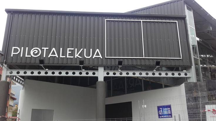 Eguaztenean amaitu zituzten pilotalekuko lanak Apatan