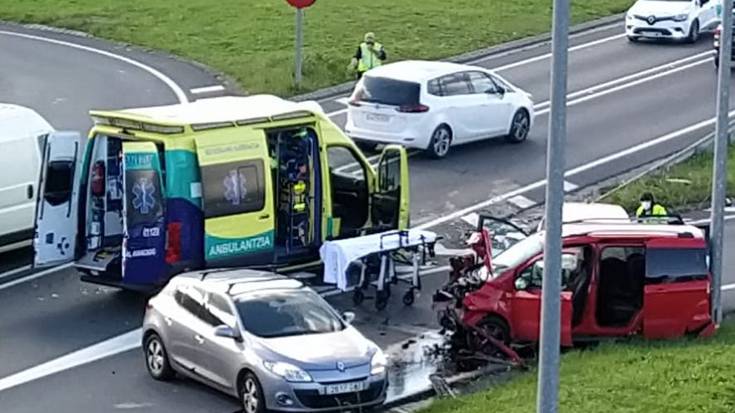 Auto ilarak Iurretan, N-634 errepidean gertatutako istripu baten ondorioz