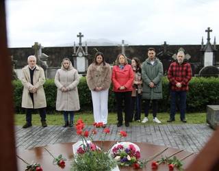 [ARGAZKI GALERIA] Durangoko Udalak lore eskaintza egin die 1937ko bonbardaketan hildakoei