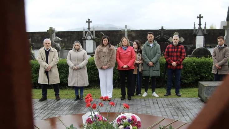 [ARGAZKI GALERIA] Durangoko Udalak lore eskaintza egin die 1937ko bonbardaketan hildakoei