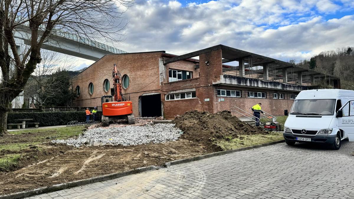 Tabirako kiroldegia botatzen hasi dira