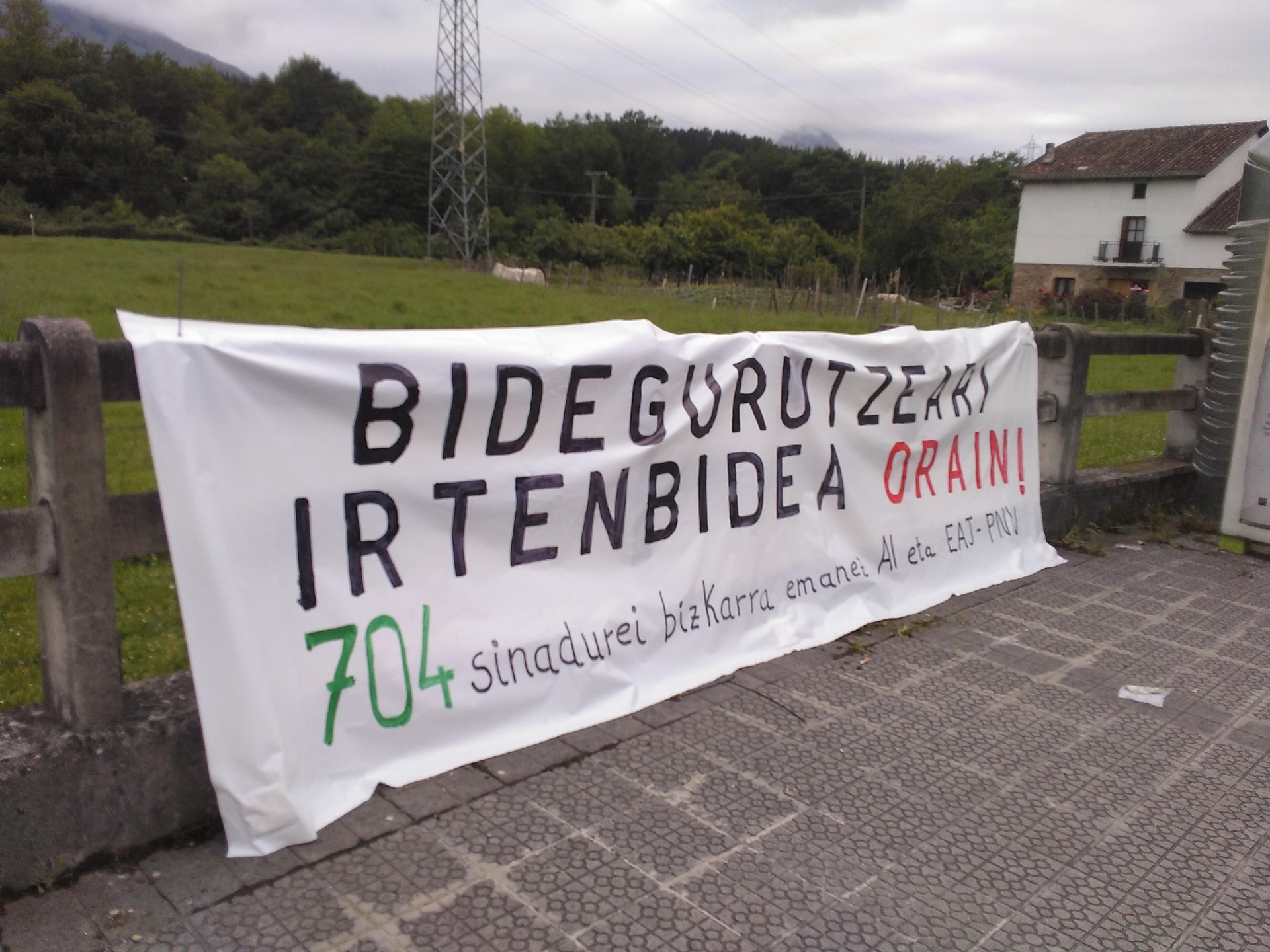 Muntsaratzeko auzokideek aldundira bidali dituzte batutako 704 sinadurak 