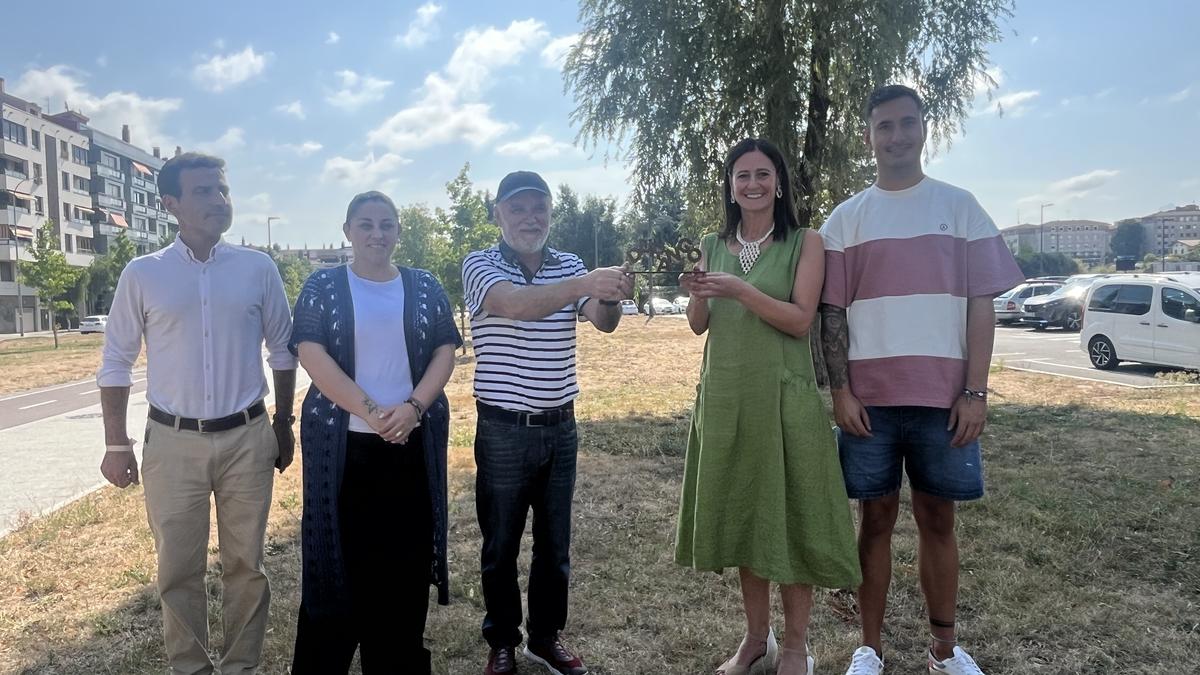 Victor Arrizabalagaren 'Uretatik haratago' eskultura aurkeztu dute