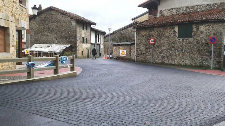 Letxeria inguruko bide zatian asfalto inprimatua bota dute