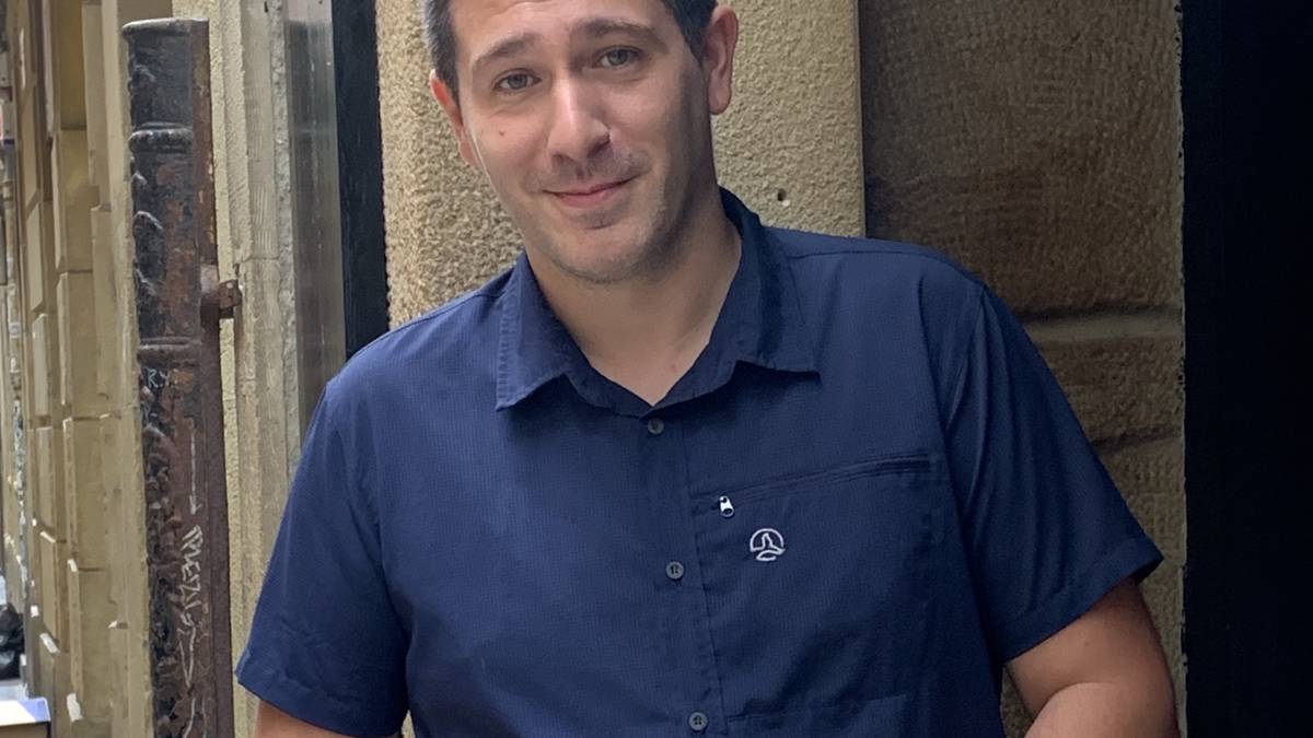 "Iraganeko ispiluari begiratu eta gaur egungo errealitatera egokitu behar dugu"