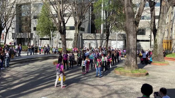 [BIDEOA] 'Bortxatzailea zu zara' indarkeria matxistaren aurkako flashmob-a egin dute Durangon