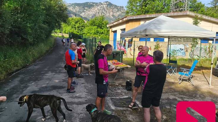 [ARGAZKI GALERIA] Urteroko hitzorduari eutsi eta Tabirako mendi martxa egin dute, beroari aurre eginda