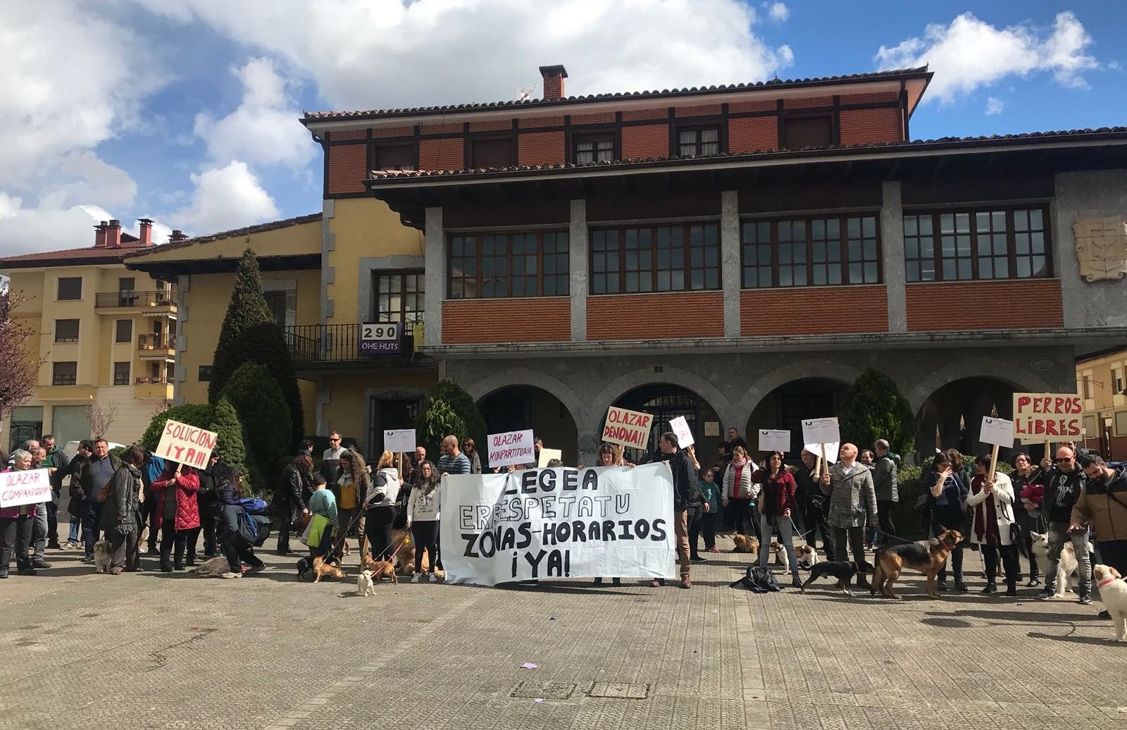Zaldibarko Olazar parkean txakurrak solte ibili ahal izatea eskatu dute elkarretaratzean