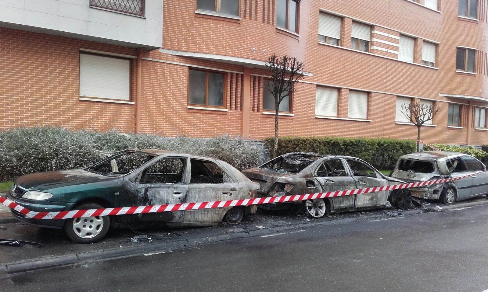Ez dute uste autoak kiskali zituen sua inork eragin zuenik