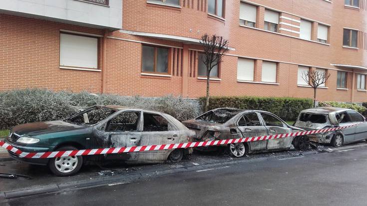 Ez dute uste autoak kiskali zituen sua inork eragin zuenik