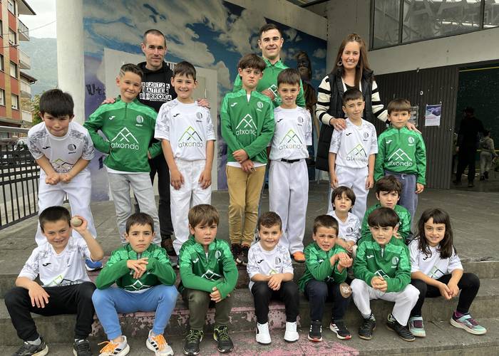 Atxondoko Udalak eta Bizkaiko Federazioak indarrak batu dituzte herrian eskupilota biziberritzeko