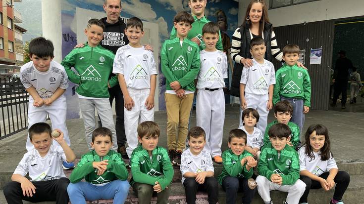 Atxondoko Udalak eta Bizkaiko Federazioak indarrak batu dituzte herrian eskupilota biziberritzeko