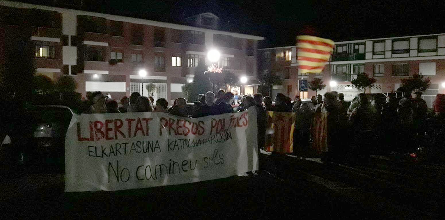 Kataluniari elkartasuna adierazteko elkarretaratzeak egin dituzte Durangaldean