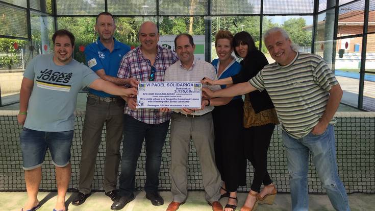 Padel torneo solidarioan batutako 3.135 euro Euskadi-AESEC elkarteari eman dizkiote