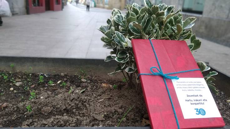 Euskarazko literatura eta irakurzaletasuna bultzatu guran hainbat liburu banatzen ari da Berbaro