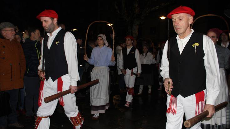 Ehundaka lagun batu  dira Jon Barcenari azken agurra eskaintzeko