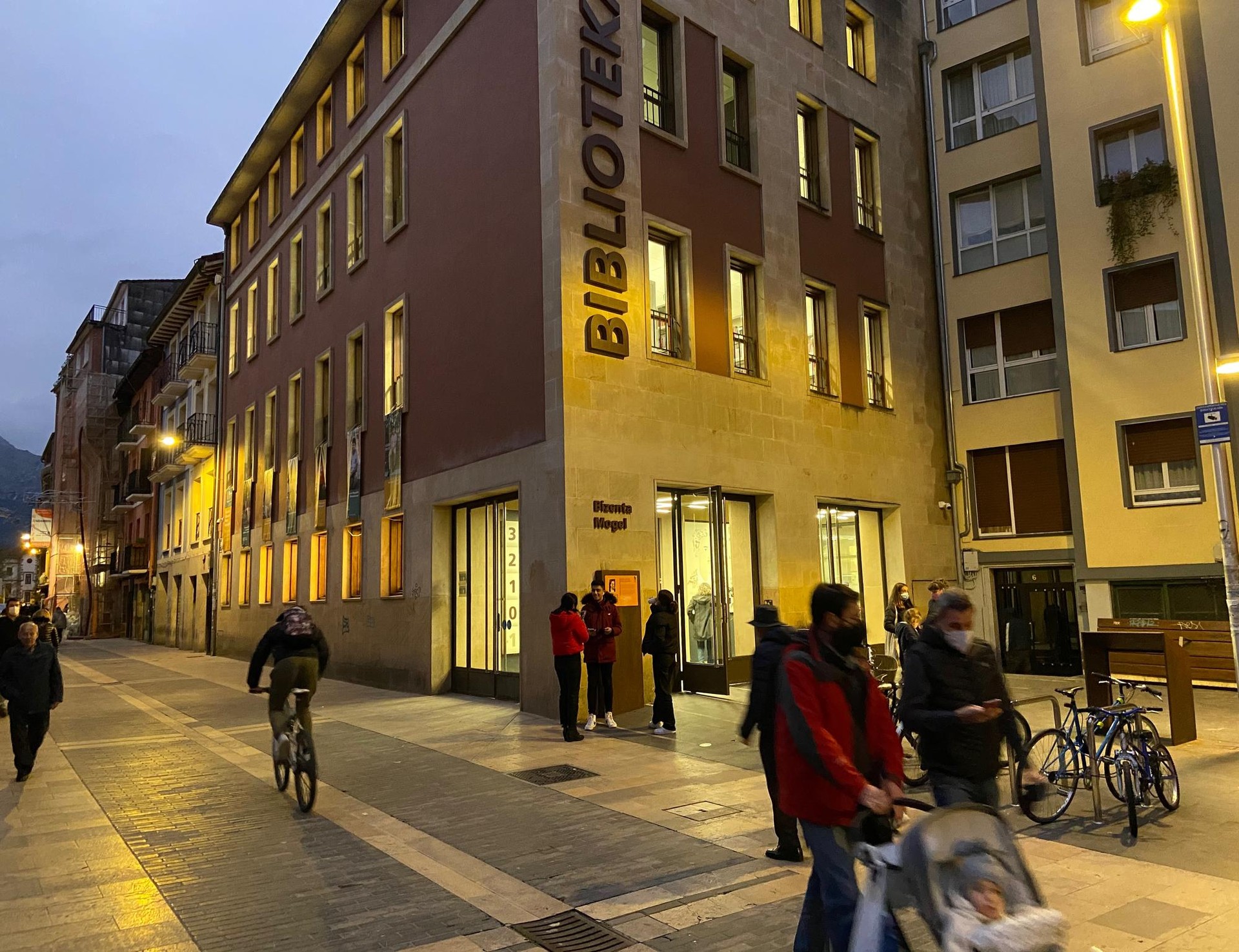 'LAB Egunak': Belaunaldien arteko sorkuntza sustatzeko egitasmo berria Bizenta Mogel Bibliotekan