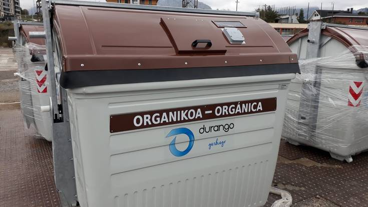 Hondakin organikoen edukiontziak zarratu eta altzariak batzeko zerbitzuak eten ditu Durangoko Udalak