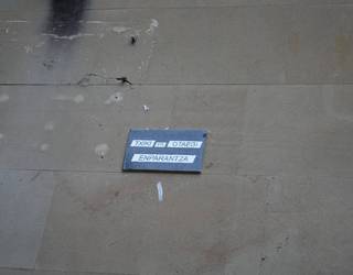 Udaletxe aurreko plaza 'Txiki eta Otaegi enparantza' moduan izendatzen duen plaka jarri du Durangoko Gazte Asanbladak