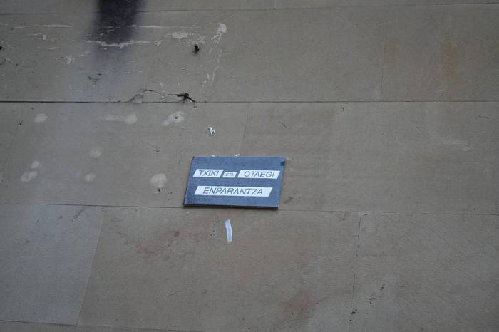 Udaletxe aurreko plaza 'Txiki eta Otaegi enparantza' moduan izendatzen duen plaka jarri du Durangoko Gazte Asanbladak