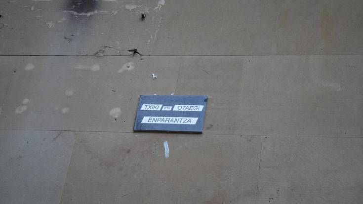 Udaletxe aurreko plaza 'Txiki eta Otaegi enparantza' moduan izendatzen duen plaka jarri du Durangoko Gazte Asanbladak
