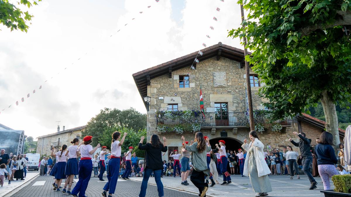 Plaza-dantzak ikasteko jardunaldiak prestatu dituzte Garain