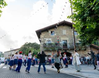 Plaza-dantzak ikasteko jardunaldiak prestatu dituzte Garain