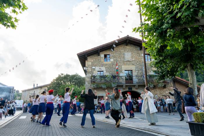 Plaza-dantzak ikasteko jardunaldiak prestatu dituzte Garain
