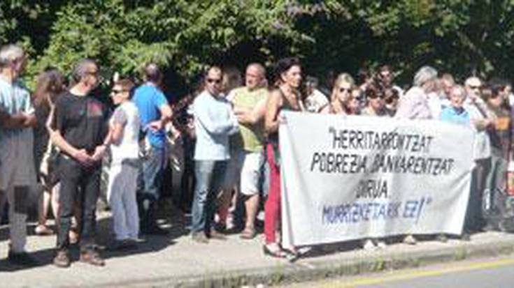Iragarritako murrizketen kontra mobilizatzera deitu dute