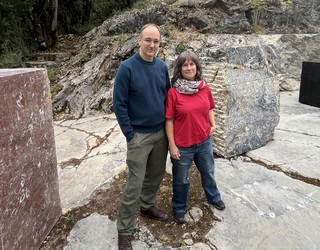 Mañariko grisa, Markinako beltza eta Ereñoko gorria: Bizkaiko hiru harri famatuk osatzen dute Angurretako obra berria