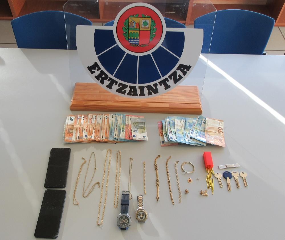 Ertzaintzak bi gizon atxilotu ditu Durangon hainbat lapurreta egitea egotzita