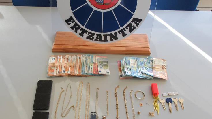 Ertzaintzak bi gizon atxilotu ditu Durangon hainbat lapurreta egitea egotzita