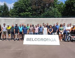 Durangaldeko EAJk belodromoaren estaltzea "berehala" hastea eskatu du, txirrindularitza munduko hainbat aurpegi ezagunek babestuta