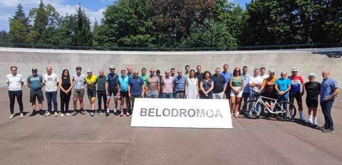 Durangaldeko EAJk belodromoaren estaltzea "berehala" hastea eskatu du, txirrindularitza munduko hainbat aurpegi ezagunek babestuta