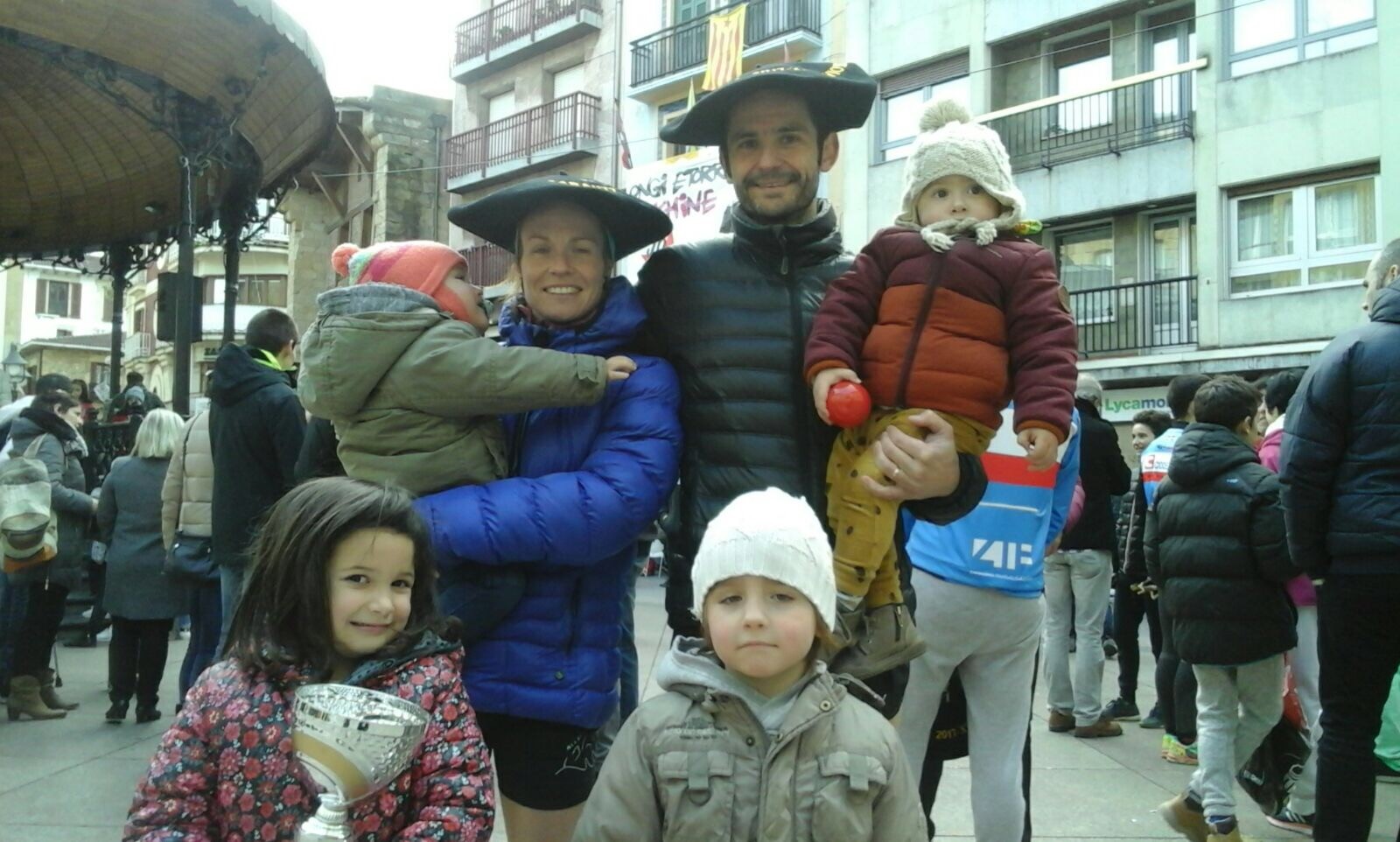 Eneko Zarrabeitia eta Oihana Azkorbebeitia abadiñarrek Zarauzko kros mistoa irabazi dute