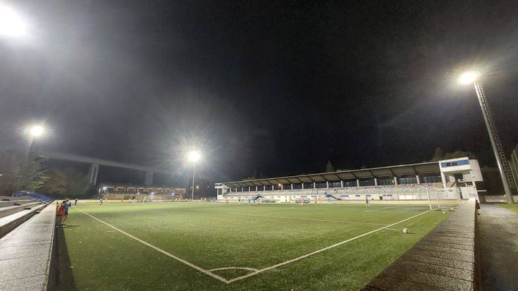 Tabirako futbol zelai handiko argiztapen-sistema aldatu dute