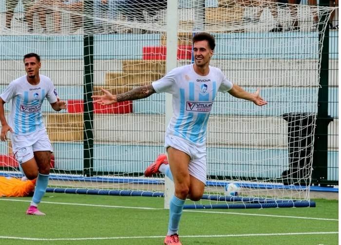 "Kalean 'Bomber' esaten didate; oso maitatua sentitzen naiz"