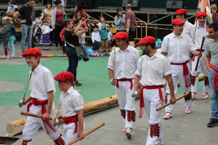 Jai Batzordeko kideek txupinazoa jaurtita hasi dituzte sanpedroak Atxondon - 16