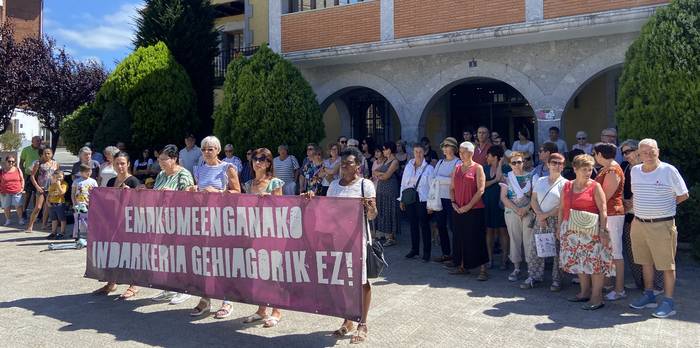 Joan zen asteko eraso matxista salatzeko elkarretaratzea egin dute Zaldibarren