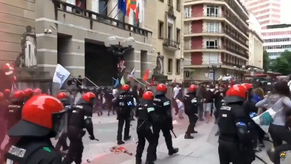 Aske utzi dituzte Ernaik deitutako Bilboko mobilizazioetan atxilotutako Durangaldeko hiru gazteak