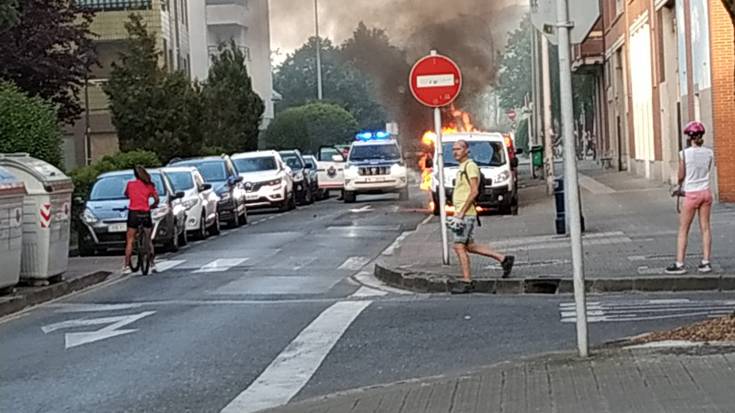 Auto batek su hartu du Durangoko Gallanda kalean