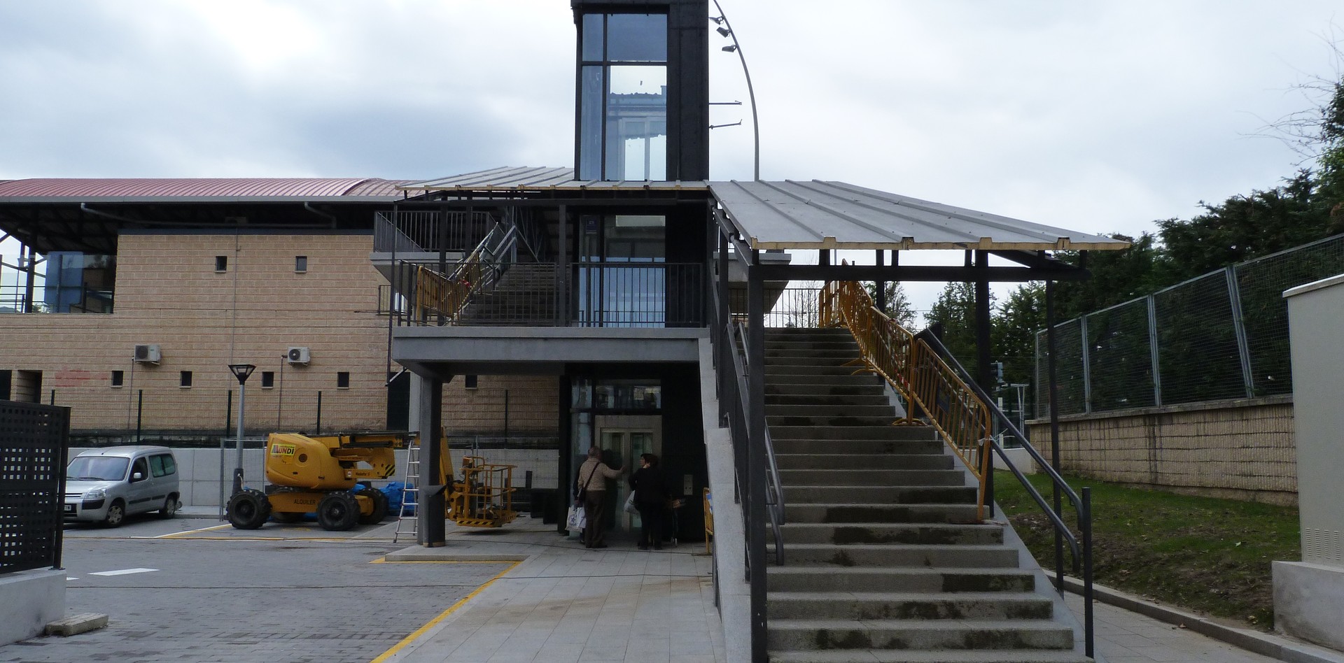 Tren estazioan arrapala bat behar dela adierazi dute Zubizabalako bizilagunek udalbatzarrean